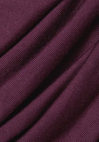 Tekstylia o gładkiej fakturze w głębokim odcieniu purpury, z tkaną strukturą zawierającą subtelne różnice w grubości i kierunku.