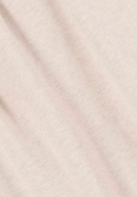 Tissu beige clair avec une texture douce et lisse, présentant des variations subtiles de ton et un motif minimal, drapé pour montrer sa fluidité.