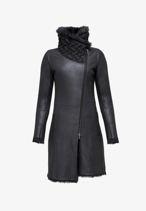 Zwarte leren jas met asymmetrische ritssluiting, textuur-woven bontkraag en bontaccenten bij de manchetten en onderrand. Slank, passend ontwerp.