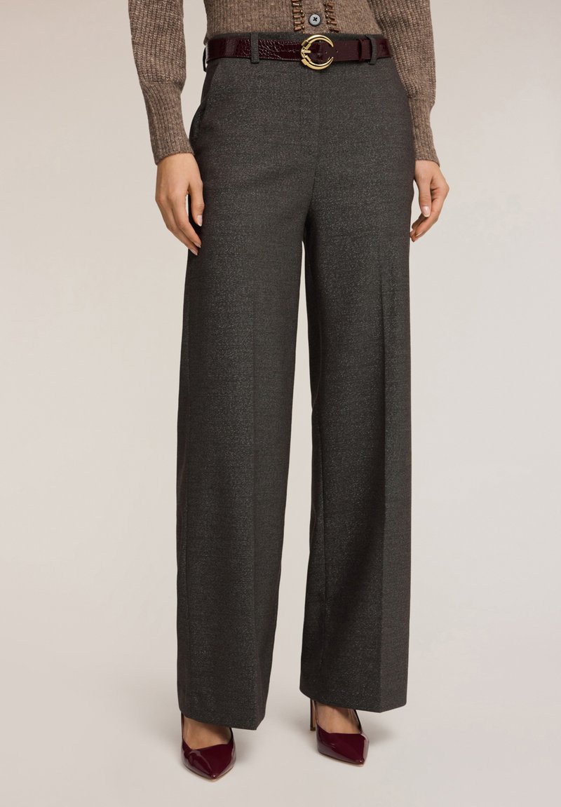 Pantaloni grigi a gamba larga realizzati in tessuto testurizzato, abbinati a una cintura bordeaux con una fibbia circolare dorata.