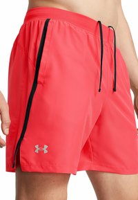 Under Armour LAUNCH - Kurze Sporthose - racer red