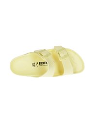 Sandalia amarilla de tipo slip-on con dos hebillas ajustables, hecha de material suave y duradero, que cuenta con una plantilla contorneada y un diseño moldeado.