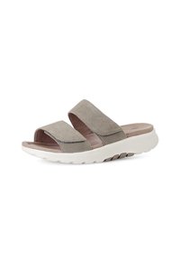 Grijze suede slip-ond sandalen met twee brede banden en een zachte voetbed. Lichtgewicht witte zool met gestructureerde onderzool voor grip.