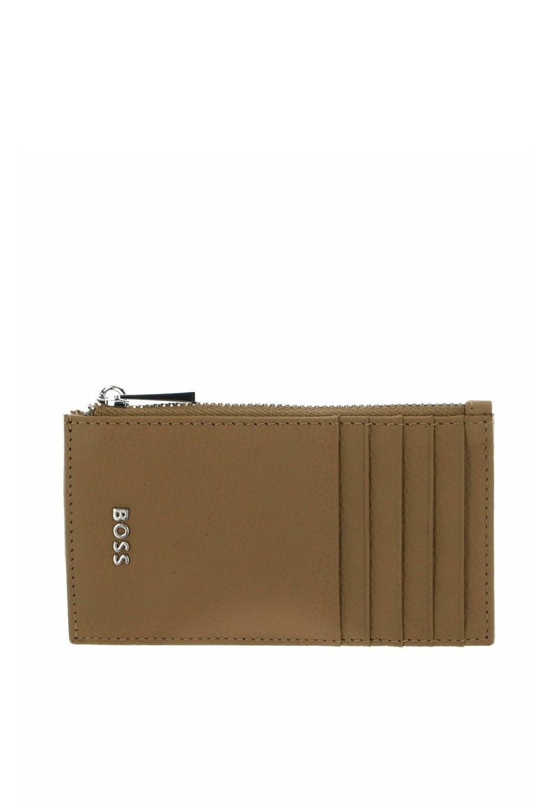 Portefeuille en cuir fauve avec fermeture éclair, comprenant quatre emplacements pour cartes et un détail logo. Texture lisse avec un design minimaliste.