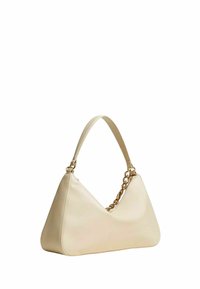 Borsa beige di forma triangolare, realizzata in materiale liscio. Presenta un accento di catena dorata e una singola tracolla per il trasporto.