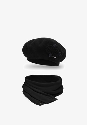 Berete negra con tela texturizada y adornos florales, combinada con una bufanda negra a juego con un diseño en bucle.