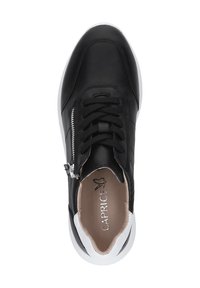 Czarne skórzane trampki z okrągłym czubkiem, sznurowaniem z przodu, bocznym zamkiem błyskawicznym i białą gumową podeszwą. Wnętrze ma beżowe wykończenie.