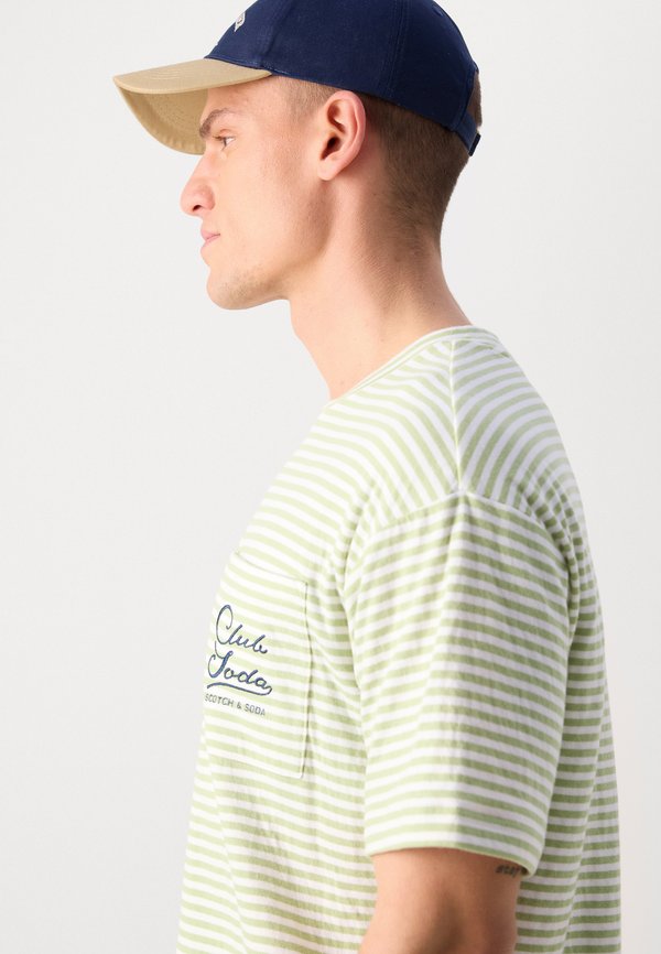 RELAXED FIT POCKET - Print T-shirt - pistachio2