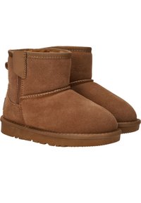 Bruine suède enkelboots met een zachte textuur, ronde neus en platte rubberen zool. Bevat gestikte details en een klein merklabel.