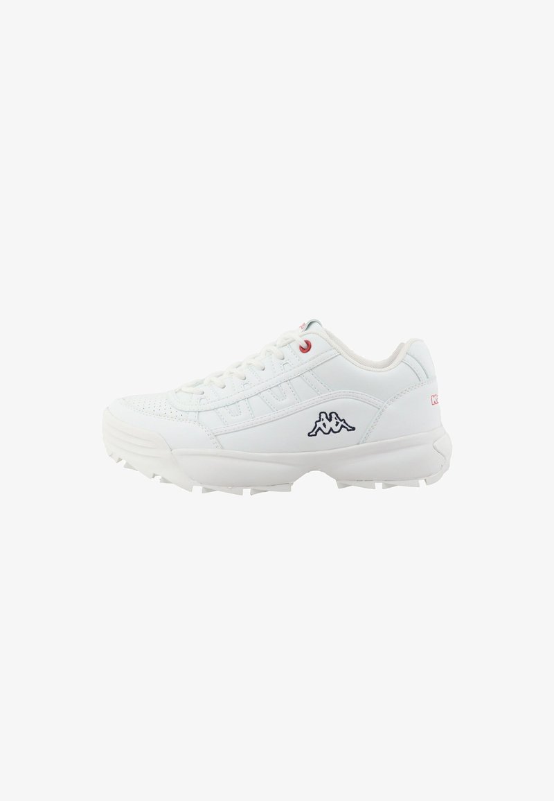 Białe sportowe buty z teksturowanej skórki, z zapięciem na sznurówki, czerwonymi oczkami i niebieskim logo na boku. Gruba, wytrzymała podeszwa.