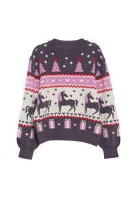 Pull en tricot avec un col rond, base grise, présentant des motifs roses et blancs d'unicornes, d'arbres de Noël, de cœurs et de boîtes-cadeaux.