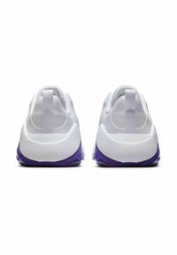 Zapatos deportivos blancos con parte superior de malla texturada, suela de goma lisa y acentos morados en el talón y la suela. La vista trasera muestra detalles de la tira de agarre.