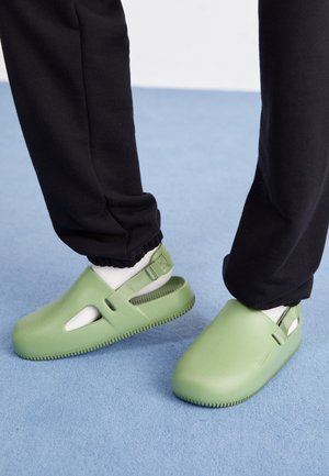 Nike Sportswear CALM - Sandalias planas - oil green