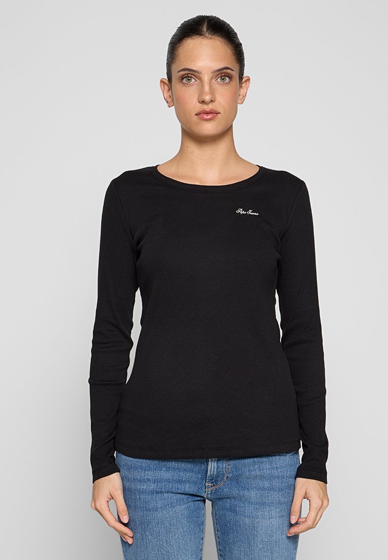Camisa negra de manga larga hecha de tela acanalada con cuello redondo; cuenta con un sutil logo blanco en el pecho y una silueta ajustada.