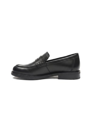 Zwarte leren instap loafer met lage hak en moc-toe stiksels, vanaf de buitenkant getoond op een witte achtergrond.