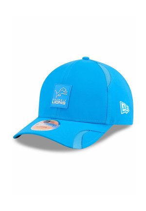 Blaues Cap aus Stoff mit Netzseitenteilen. Verfügt über ein quadratisches Detroit Lions-Logopatch auf der Vorderseite und eine markierte Seitenakzentuierung.