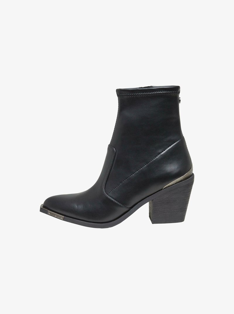 Bottines en cuir noir avec un bout pointu, fermeture à glissière latérale et talon en bois épais. Dispose d'un accent métallique sur le talon. Texture lisse.