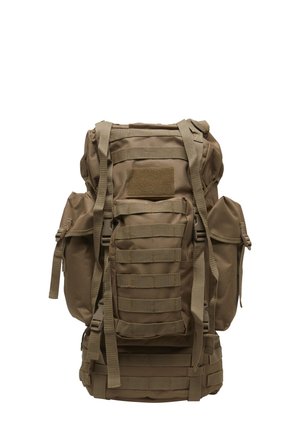 Veľký hnedý taktický batoh s viacerými popruhmi, polstrovanými časťami, bočnými vreckami a MOLLE páskami pre modulárne príslušenstvo.