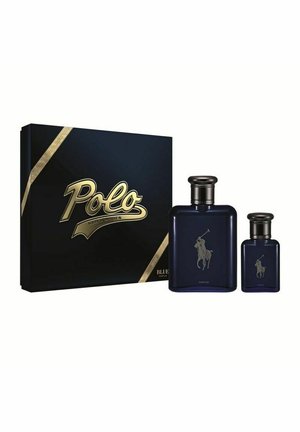 Kaksi eri kokoista laivastonsinistä Polo Ralph Lauren -hajuvesipulloa mustan lahjarasian vieressä, jossa on kullanväristä tekstiä ja koristeita.