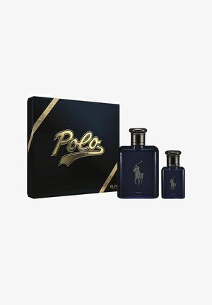 To navyblå Polo Ralph Lauren parfume flasker i forskellige størrelser ved siden af en sort gaveæske med guldbogstaver og detaljer.