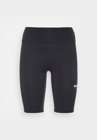 Černé atletické šortky s pasem ve střední výšce, vyrobené z hladké látky; na levé nohavici bílé logo a střih sahající ke kolenům.