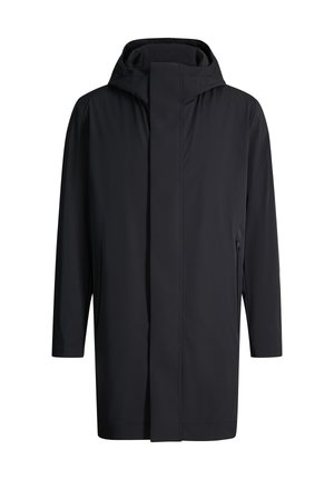 Manteau long noir imperméable à capuche avec fermeture éclair avant dissimulée et poches latérales zippées, design simple et minimaliste.