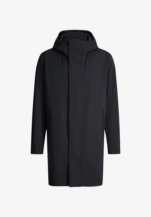 Manteau long noir imperméable à capuche avec fermeture éclair avant dissimulée et poches latérales zippées, design simple et minimaliste.