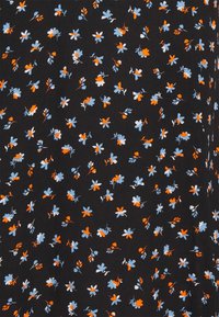 Tissu noir avec un motif épars de petits motifs floraux orange, bleu et blanc et de feuilles délicates.