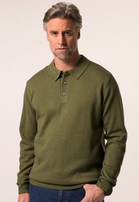 Olivově zelený pletený polo svetr s žebrovanou texturou a knoflíkovou légou na třech knoflících. Má dlouhé rukávy a klasický design límce.