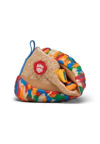 Chaussure flexible pliée avec semelle à motifs multicolores, dessus beige texturé, languette de tirage bleue et logo circulaire rouge avec l'inscription « Affenzahn ».