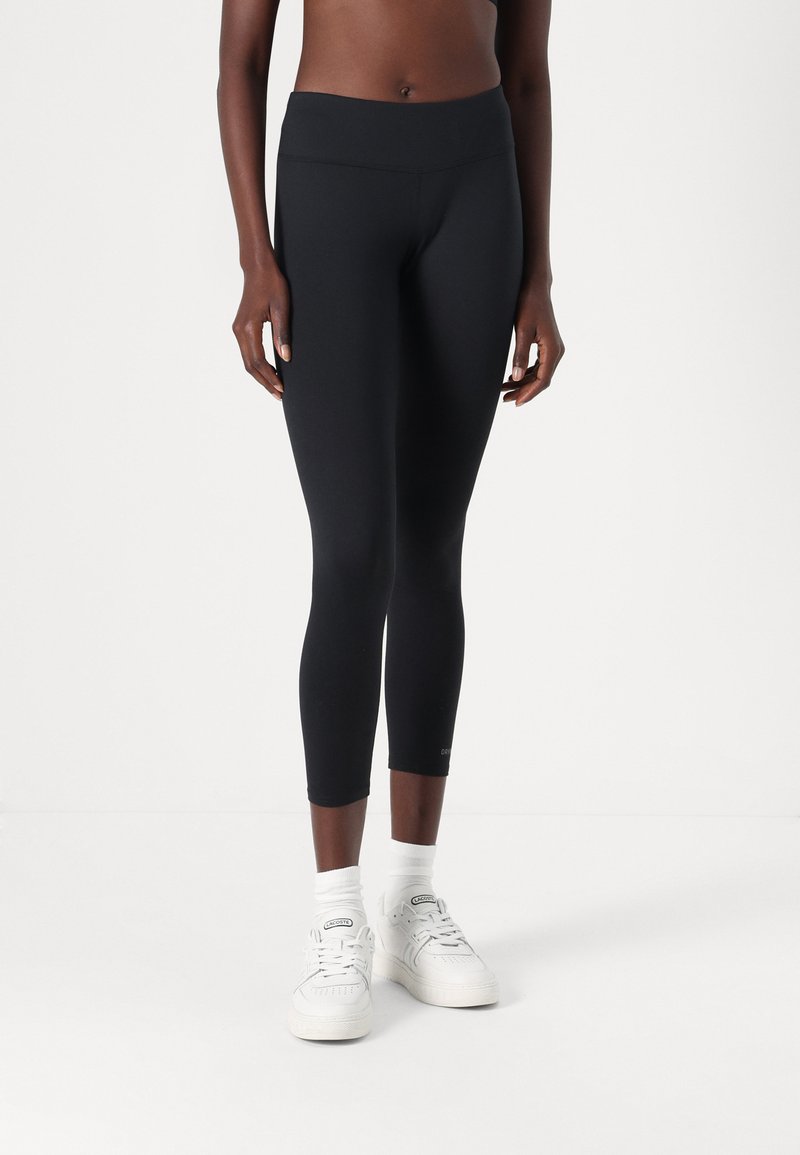 Schwarze Leggings aus einem glatten, dehnbaren Stoff, mit einem hohen Bund und knöchellangem Design. Klassischer, minimalistischer Stil, geeignet für Sportbekleidung.