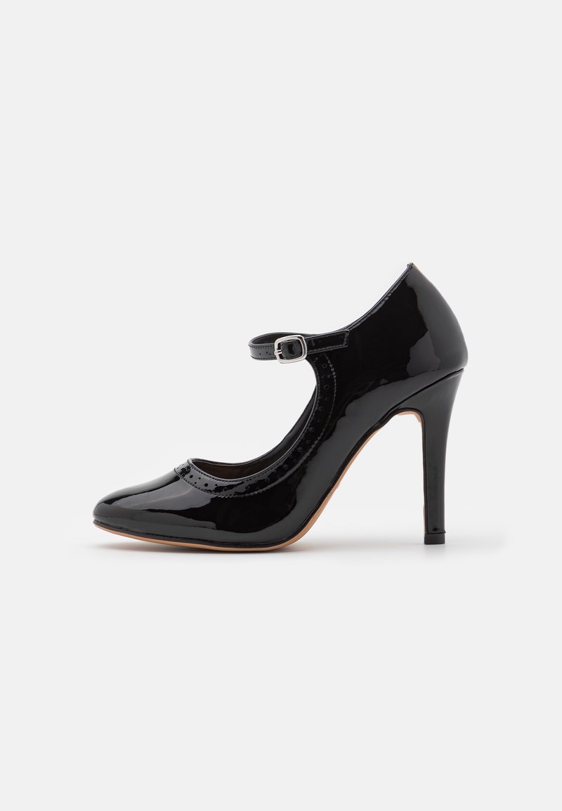 Chaussure à talon haut Mary Jane en cuir verni noir avec un bout rond, une bride de cheville avec boucle en argent et un talon stiletto fin sur fond blanc.