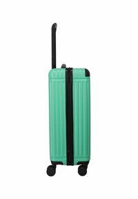 Hartschalentrolley in mintgrün, mit vertikalen Rillen, einem schwarzen Reißverschluss und einem ausziehbaren Griff mit zwei schwarzen Rollen.