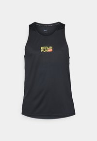 Camiseta atlética sin mangas de color negra con el texto "BERLIN RUN" en amarillo y rojo; fabricada con material ligero y un diseño texturizado.