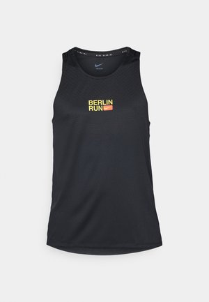 Débardeur de sport sans manches noir avec "BERLIN RUN" en texte jaune et rouge ; fabriqué en matériau léger avec un design texturé.