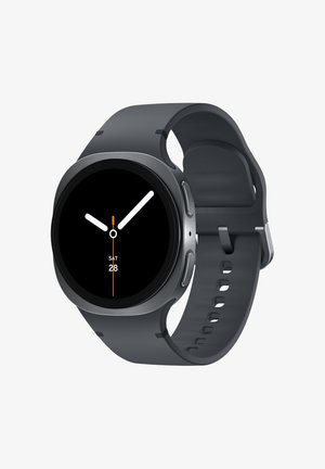Smartwatch mit rundem schwarzem Display, das die analoge Uhrzeit und das Datum "Sa. 28" anzeigt, und einem dunkelgrauen Silikonarmband mit verstellbaren Löchern und einer Metallschnalle.