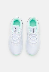 Nike Performance LEGEND ESSENTIAL  - Sapatilha de treino - white/metallic silver/mint foam/black/universal blue