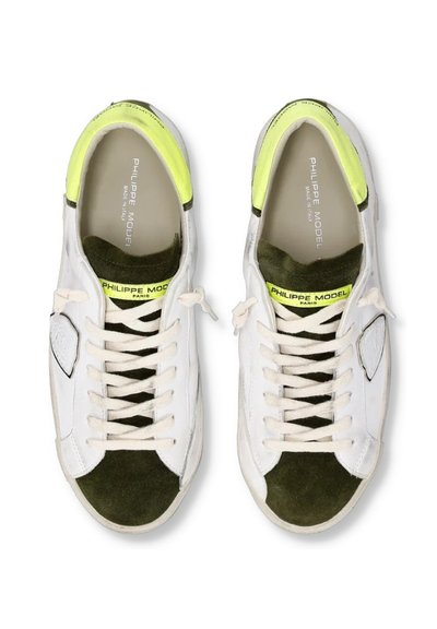Sneaker bianche in pelle con accenti in suede verde oliva, superficie testurizzata, lacci beige e dettagli giallo neon sul collo e sul logo.