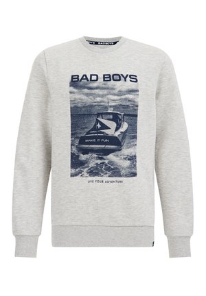 Lichtgrijze sweater met een blauwe afbeelding van een boot op het water en tekst met "BAD BOYS," "MAKE IT FUN," en "LIVE YOUR ADVENTURE."