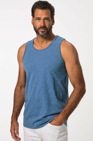 Top senza maniche blu realizzato in un tessuto testurizzato; scollatura rotonda; superficie liscia; indossato con pantaloni bianchi; vestibilità casual.
