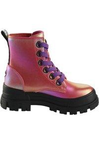 Roze en paarse metallic enkelboot met een robuuste zwarte zool, vetersluiting en ronde oogjes. Gladde textuur met glanzende afwerking.