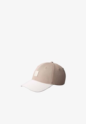 Beige Baseballkappe mit weiß gebogenem Schirm und kleinem quadratischem Logopatch auf dem Vorderteil.