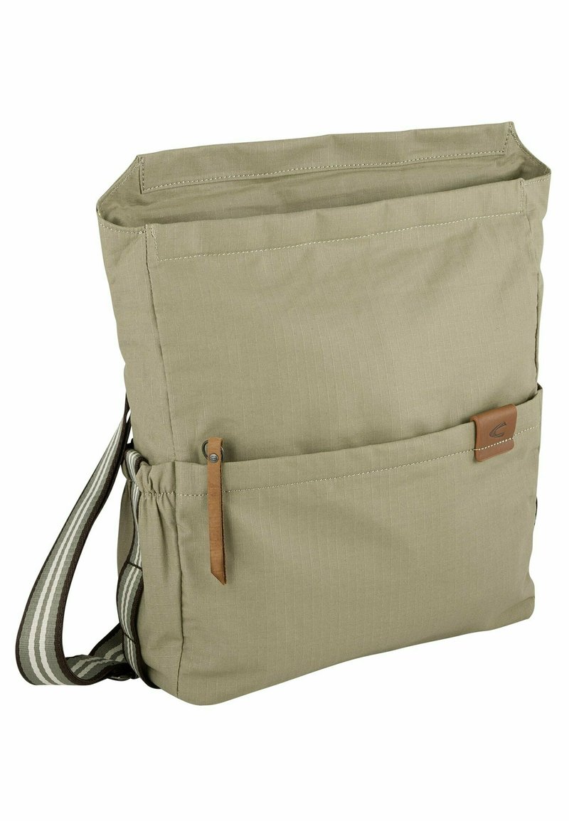 Khaki canvas schoudertas met een ritsopening aan de bovenkant, zijvak, leren accenten en een gestreepte verstelbare schouderband. Soepele textuur.