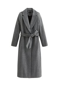 Abrigo de espiguilla gris con cinturón, solapa con muesca, mangas largas y un corte entallado. La tela parece texturada y cálida.