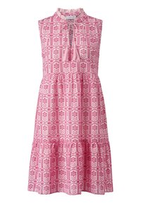 Vestido rosa con un cuello con volantes, diseño sin mangas y dobladillo en capas. Presenta motivos florales y acentos de borlas.