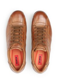 Braune Ledersneaker mit glatter Oberfläche, rundem Zehenbereich und braunen Schnürsenkeln. Das Innenfutter ist leuchtend orange und mit einem Markenlogo-Etikett versehen.