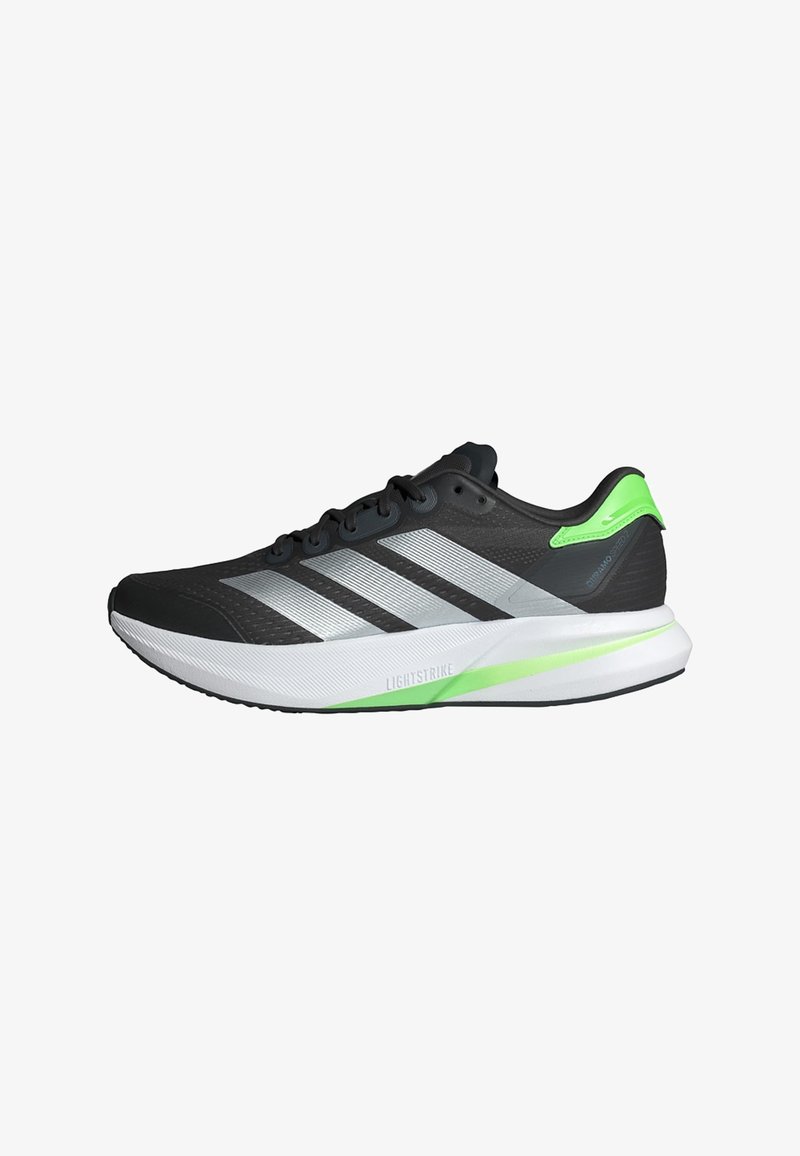 Scarpa da corsa nera con accenti argento e un tallone verde. Presenta una tomaia in mesh traspirante e una suola imbottita. Design leggero per le prestazioni.