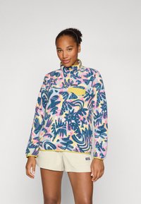 Fleece-Pullover in Blau, Gelb und Pink mit abstrakten Mustern. Verfügt über einen Viertel-Reißverschluss-Kragen und eine gelbe Brusttasche.