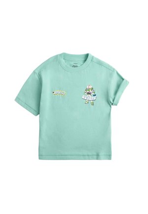 Lysegrøn kortærmet børnet-shirt med opviklet manchet og Buzz Lightyear grafik og "To Infinity and Beyond" tekst på fronten.