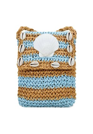 Bolso de mano tejido con rayas azules y beige, que presenta un gran acento de concha blanca y pequeños botones de concha en la solapa.